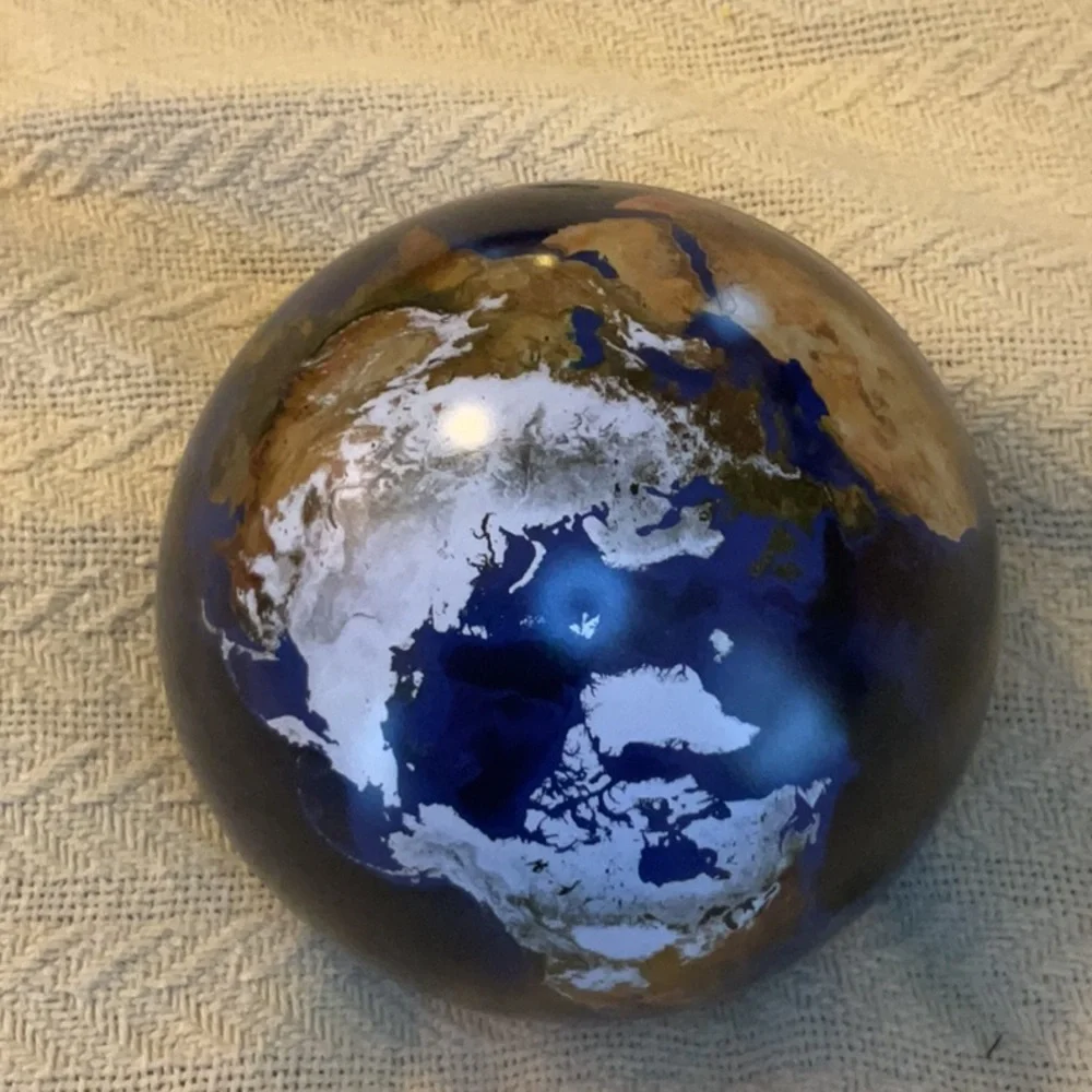 NWT NIC NASA round puzzle of world and space